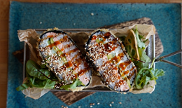 Sushi burger z pieczonym łososiem