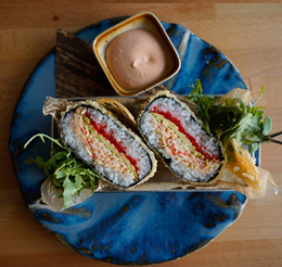 Sushi burger z sałatką surimi