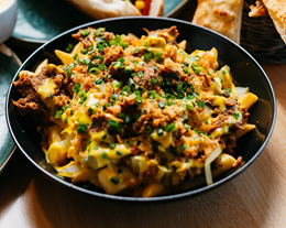 FRYTKI Z SZARPANĄ WIEPRZOWINĄ W SOSIE BBQ