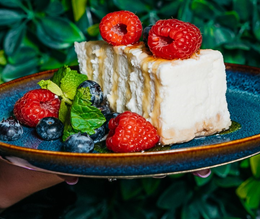 SERNIK NOWOJORSKI Z POLEWĄ I OWOCAMI